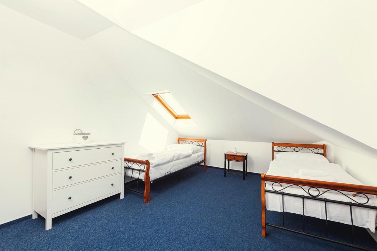 Hotel Ostende Chocerady المظهر الخارجي الصورة