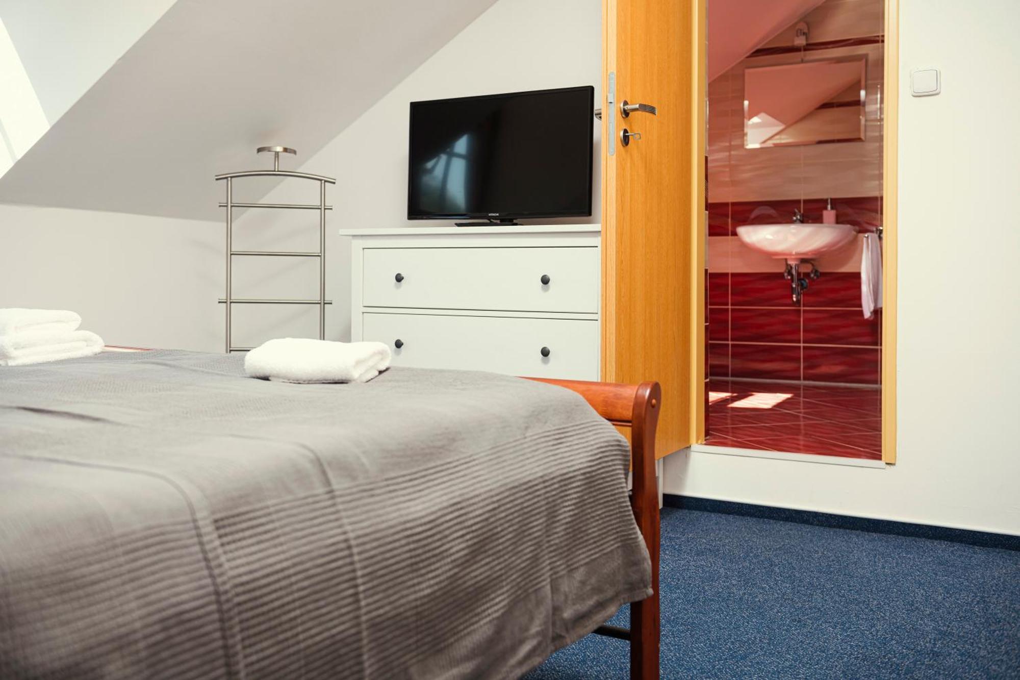 Hotel Ostende Chocerady المظهر الخارجي الصورة